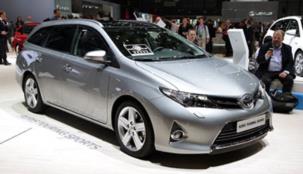 تصميم مطوّر لـ"تويوتا بريوس V 2015"