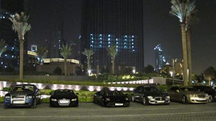 سكان الإمارات يقبلون على شراء السيارات الفارهة