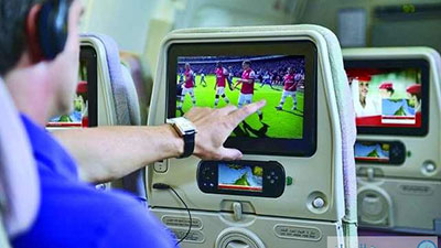 “طيران الإمارات” أول ناقلة توفر وصفاً سمعياً للأفلام