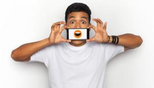 سيارة بسقف مكشوف قريباً من كاديلاك