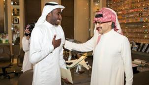 الأمير الوليد يسلم العداء يوسف مسرحي سيارة بعد تحقيق ذهبية 400 متر في آسيا