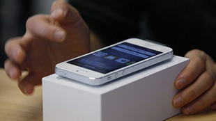 أبل تختبر شاشات أكبر لهواتفها المستقبلية