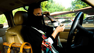 رئيس هيئة الأمر بالمعروف السعودية: الشريعة لا تمنع المرأة من قيادة السيارة