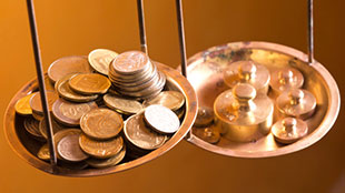 بعد 3 أيام من الخسائر ...  الذهب يرتفع في التعاملات الاسيوية