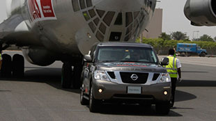 بالفيديو: "نيسان باترول" تسحب طائرة شحن