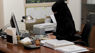 90 بالمئة من السعوديات يتركن سجلاتهن التجارية للعمالة