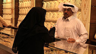 الذهب ينخفض 1.2 بالمئة بعد عملية بيع ضخمة في بورصة "كومكس"