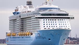 دبي تستقبل الباخرة السياحية العملاقة "أوڤيشن أوف ذا سيز"