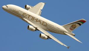 الشيخ محمد بن راشد آل مكتوم يتفقد طائرة الاتحاد للطيران في معرض دبي للطيران 2015