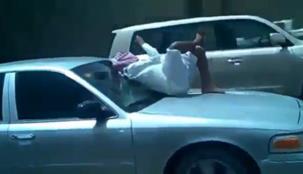 بالفيديو: سعودي يقوم بحركات بهلوانية على سقف سيارة