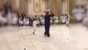 بالفيديو: هذا ماذا حدث لسعودي يرقص بأكواب الشاي على رأسه