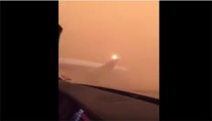بالفيديو... طائرة تهبط على الطريق السريع في السعودية