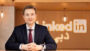 أبرز موظفي المبيعات في الإمارات يمضون 4.8 ساعات أسبوعياً على مواقع التواصل الاجتماعيّ