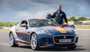 سيارة جاكوار F-TYPE تقوم بمهمة خطيرة وتجري اختبار فتح المظلة