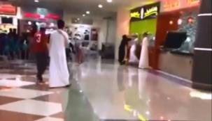 بالفيديو.. عراك بالإيدي بين فتاة وشاب في مول تجاري خليجي