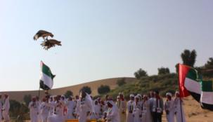 اطلاق 45 طائر حبارى تحمل علم الإمارات في "تلال العين" احتفلاً باليوم الوطني