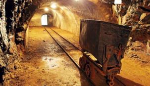 الذهب يراوح مكانه بعد تخفيف صناديق التحوّط تعاملاتها على المعدن الأصفـر