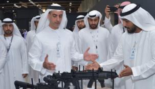 سيف بن زايد يتفقد الشركات الوطنية في "آيدكس 2017"