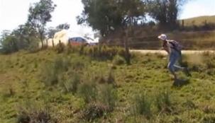 بالفيديو .. فتاة تنجو بأعجوبة أثناء مرور سيارة الرالي