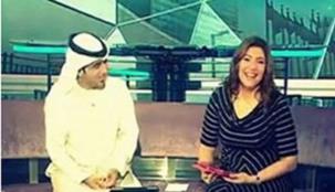بالفيديو- مذيعة قناة دبي في نوبة ضحك هستيرية