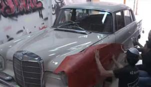 بالفيديو... مقيم لبناني يفاجئ الشيخ محمد بن زايد بهدية للعيد الوطني