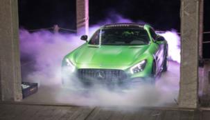 سيارة GT R من مرسيدس-AMG تشعل الأجواء في أبوظبي