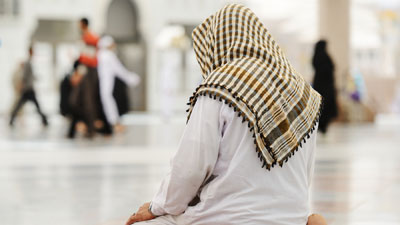 شاب يبكي فرحاً لإتمامه حفظ القرآن الكريم