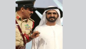 محمد بن راشد يمنح وسام شرطة دبي لوالدة خميس المزينة