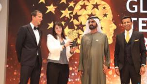 محمد بن راشد يكرم أفضل معلم في العالم