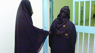 لجنة نسائية سعودية تزور سجينات في جدة لم يخضعن للمحاكمة منذ 3 سنوات 