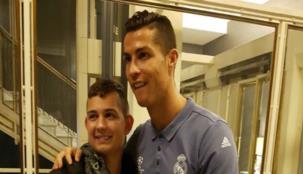 كريستيانو رونالدو يلتقي بمعجبٍ أنقذ حياته