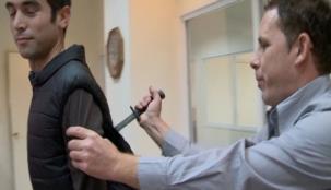 مراسل تعرض للطعن مباشرة على الهواء... بسبب خطأ