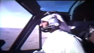 محمد بن راشد في جولة جوية في السبعينات