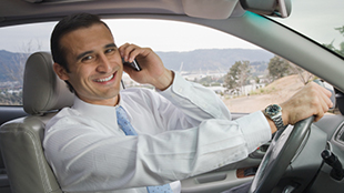 دبي تصدر 111 مخالفة استخدام هاتف متحرك أثناء القيادة يومياً  