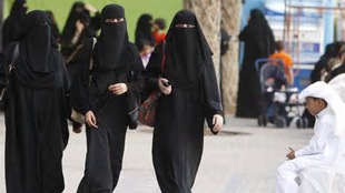  44 بالمئة من السعوديّات يرين أنهنّ أفضل من نساء العالم