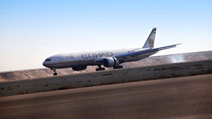 إقلاع طائرة الاتحاد للطيران الأولى من طراز بوينغ 777 ذات الثلاث درجات