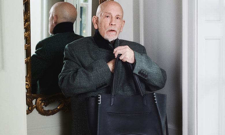 الممثل جون مالكوفيتش نجم حملة حقيبة Loafer  من JW ANDERSON