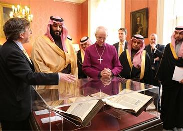 من لندن ... ولي العهد يتسلَّم نسخة نادرة للقرآن