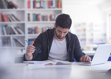 الإمارات تمنح الإقامة الذهبية لأوائل طلبة المدارس والجامعات