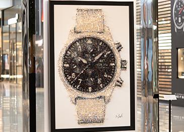 آي دبليو سي شافهاوزن تحتفي بروح الإبداع  من خلال عمل فني ضخم في دبي مول