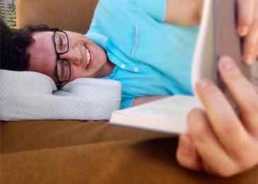وسادة مخصصة لمن يرتدون النظارات
