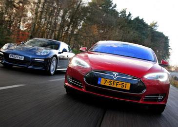 فيديو يلتقط لحظة بورش تدور خارج نطاق السيطرة بينما كانت تحاول مواكبة تسلا