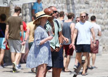 أرملة ستيف جوبز بعطلة مع صديقها الجديد على متن يخت زوجها السابق