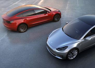 نظرة على سيارة تسلا model 3 المتوقع انتهائها في يوليو القادم