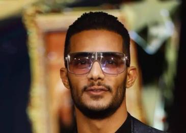 بعد فيديو رمي المال في حوض السباحة محمد رمضان يرمي المال على الحيوانات