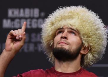 حبيب نور محمدوف أول روسي وأول مسلم يفوز بلقب بطل العالم في الفنون القتالية المختلطة في الوزن الخفيف