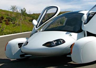 شركة أمريكية تصمم سيارة تعمل بالطاقة الشمسية ولا تحتاج إلى الشحن