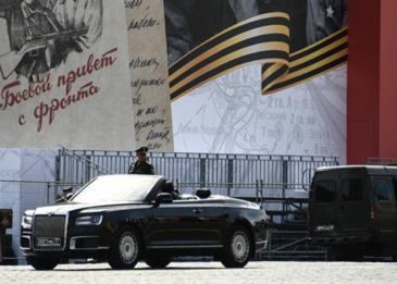 سيارة ملكية من الجلد بالكامل معروضة للبيع في روسيا