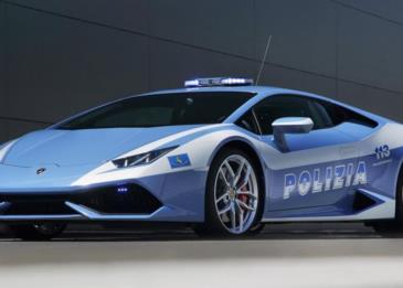 الشرطة الايطالية تخصص سيارة لامبورجيني لنقل كلية من مدينة إلى أخرى