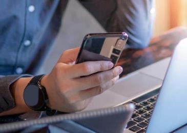 إليك حقيقة نقل أسطح الهواتف فيروس كورونا